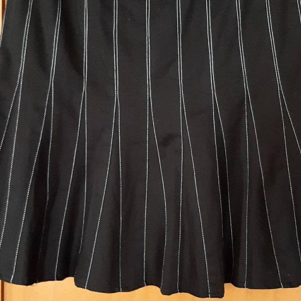 NWOT Central Fall Women Flair Black with White Lines Size 4